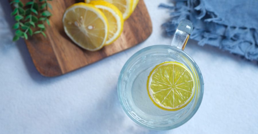 Beber água com limão faz bem à saúde?